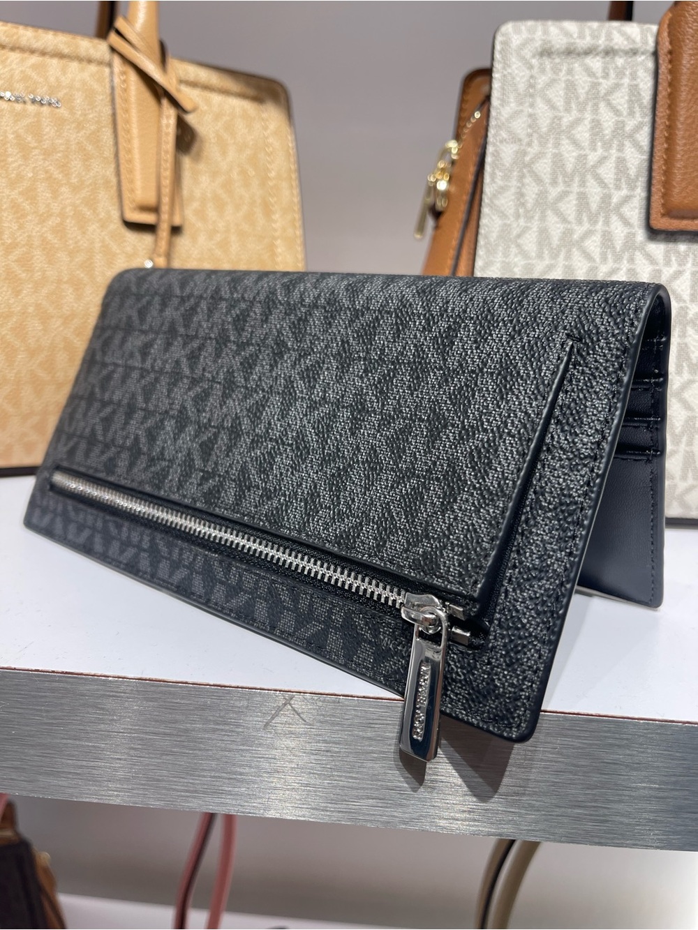 Michael Kors Carson Large Signature Logo Bifold Snap Wallet
Black
NWT - Picture 7 of 16